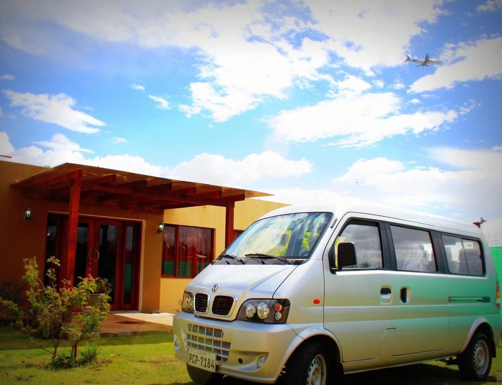 Hotel Las Mercedes Airport-Quito Tababela Buitenkant foto