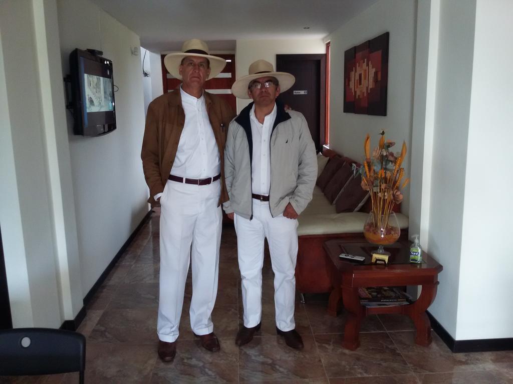 Hotel Las Mercedes Airport-Quito Tababela Buitenkant foto