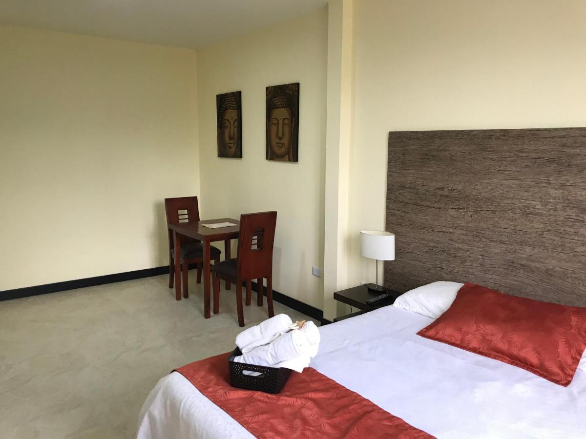 Hotel Las Mercedes Airport-Quito Tababela Buitenkant foto